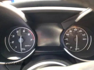 2021 Alfa Romeo Giulia Ti z VIN ZARFANBN0M7642850, wystawiony jako Copart lot #53498445 z przebiegiem Nie podano mil oraz Szkoda całkowita • Salvage title. Historia ofert i sprzedaży dostępna na DreamBid. Obrazek 9.