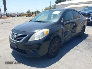 2014 Nissan Versa S Plus z VIN 3N1CN7AP6EL875051, wystawiony jako IAAI lot #42310996 z przebiegiem 175 947 mil mil oraz . Historia ofert i sprzedaży dostępna na DreamBid. Obrazek 2.