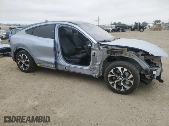 2022 Ford Mustang Mach-E Premium z VIN 3FMTK3SU8NMA43722, wystawiony jako Copart lot #62332945 z przebiegiem 13 559 mil mil oraz Szkoda całkowita • Salvage title. Historia ofert i sprzedaży dostępna na DreamBid. Obrazek 4.