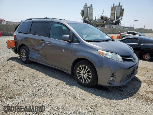 2018 Toyota Sienna XLE Auto Access Seat with VIN 5TDYZ3DC2JS915820, listed as a Copart auction lot 62130445 with 146,607 mi miles and Salvage title. Bid and sale history available at DreamBid. Image 4.