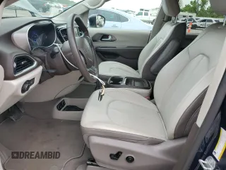 2020 Chrysler Voyager LXi z VIN 2C4RC1DG9LR172114, wystawiony jako Copart lot #54681515 z przebiegiem 81 990 mil mil oraz Szkoda całkowita • Salvage title. Historia ofert i sprzedaży dostępna na DreamBid. Obrazek 7.