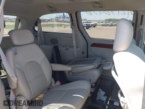 2005 Chrysler Town & Country Limited with VIN 2C8GP64L55R199737, listed as a IAAI auction lot 42196476 with 178,823 mi miles. Bid and sale history available at carsss.com. Image 8.