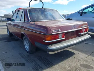 1982 Mercedes-Benz 300 D z VIN WDBAB33A5CB013080, wystawiony jako IAAI lot #41734842 z przebiegiem 297 205 mil mil oraz . Historia ofert i sprzedaży dostępna na DreamBid. Obrazek 3.