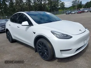 2022 Tesla Model Y Long Range z VIN 7SAYGDEE9NF494901, wystawiony jako IAAI lot #42310520 z przebiegiem 62 515 mil mil oraz . Historia ofert i sprzedaży dostępna na DreamBid. Obrazek 1.