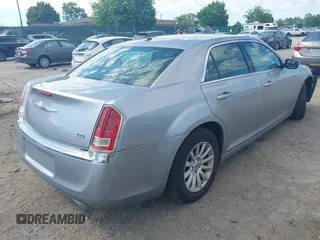 2014 Chrysler 300 z VIN 2C3CCAAG3EH380058, wystawiony jako IAAI lot #42220051 z przebiegiem 116 263 mil mil oraz . Historia ofert i sprzedaży dostępna na DreamBid. Obrazek 4.