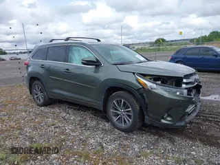 2018 Toyota Highlander SE z VIN 5TDJZRFH9JS823049, wystawiony jako IAAI lot #39639165 z przebiegiem 85 990 mil mil oraz . Historia ofert i sprzedaży dostępna na DreamBid. Obrazek 1.
