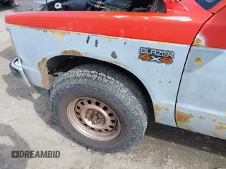 1984 Chevrolet Blazer z VIN 1G8CT18B1E8203630, wystawiony jako IAAI lot #42143372 z przebiegiem 15 mil mil oraz . Historia ofert i sprzedaży dostępna na DreamBid. Obrazek 13.