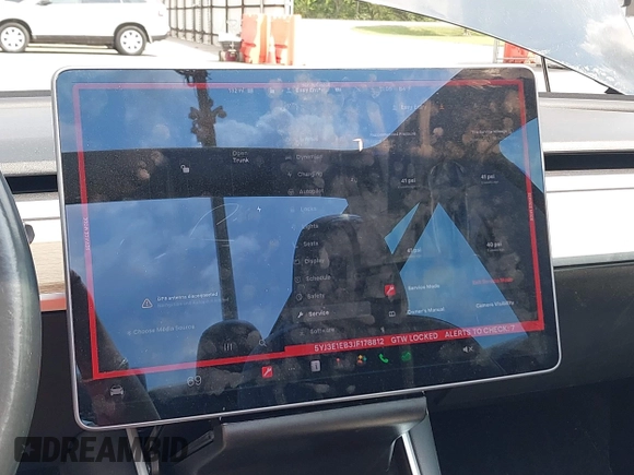 2018 Tesla Model 3 Long Range Battery z VIN 5YJ3E1EB3JF178812, wystawiony jako IAAI lot #42124838 z przebiegiem 124 229 mil mil oraz . Historia ofert i sprzedaży dostępna na DreamBid. Obrazek 19.