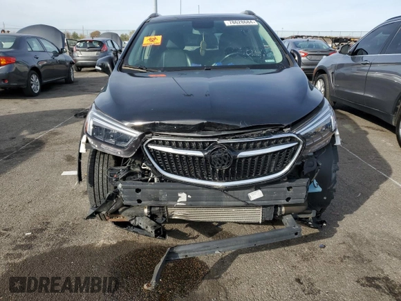 2020 Buick Encore Essence z VIN KL4CJGSB1LB044402, wystawiony jako Copart lot #78628684 z przebiegiem 64 651 mil mil oraz Szkody całkowita. Historia ofert i sprzedaży dostępna na DreamBid. Obrazek 5.