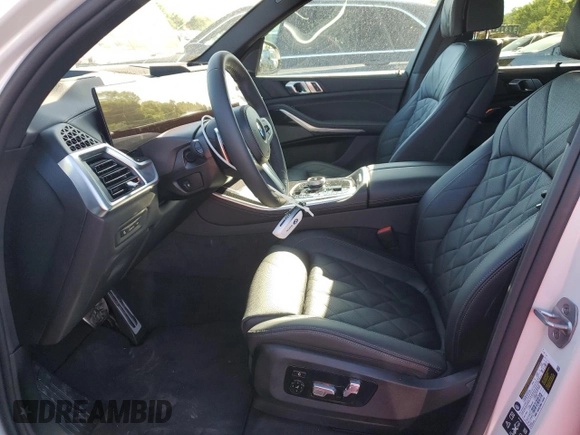 2025 BMW X5 xDrive40i z VIN 5UX23EU08S9Z95423, wystawiony jako Copart lot #55777635 z przebiegiem 695 mil mil oraz Szkoda całkowita • Salvage title. Historia ofert i sprzedaży dostępna na DreamBid. Obrazek 7.