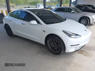 2018 Tesla Model 3 Long Range Battery z VIN 5YJ3E1EA1JF053895, wystawiony jako IAAI lot #42182178 z przebiegiem 75 356 mil mil oraz . Historia ofert i sprzedaży dostępna na DreamBid. Obrazek 1.