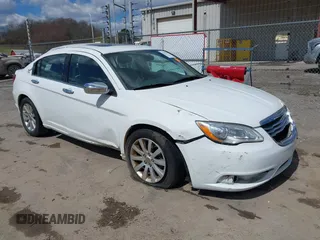 2014 Chrysler 200 Limited z VIN 1C3CCBCGXEN152570, wystawiony jako IAAI lot #41901310 z przebiegiem 135 752 mil mil oraz . Historia ofert i sprzedaży dostępna na DreamBid. Obrazek 1.