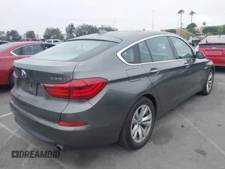 2015 BMW 5 Series 535i Gran Turismo z VIN WBA5M2C5XFD872228, wystawiony jako IAAI lot #42737501 z przebiegiem 71 027 mil mil oraz . Historia ofert i sprzedaży dostępna na DreamBid. Obrazek 4.