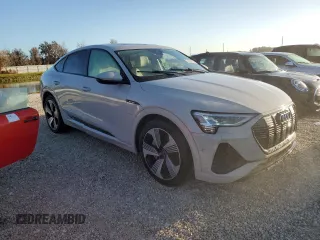2021 Audi e-tron Sportback Prestige z VIN WA13AAGE4MB018961, wystawiony jako Copart lot #74674294 z przebiegiem Nie podano mil oraz Nie do naprawy • Non repairable. Historia ofert i sprzedaży dostępna na DreamBid. Obrazek 4.