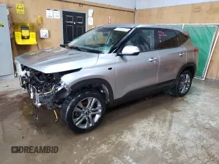 2021 Kia Seltos LX z VIN KNDEPCAA0M7044622, wystawiony jako Copart lot #53963425 z przebiegiem 94 248 mil mil oraz Szkoda całkowita • Salvage title. Historia ofert i sprzedaży dostępna na DreamBid. Obrazek 1.