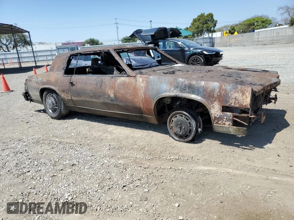 1979 Cadillac Eldorado z VIN 6L57B9E638130, wystawiony jako Copart lot #56873134 z przebiegiem Nie podano mil oraz Nie do naprawy • Non repairable. Historia ofert i sprzedaży dostępna na DreamBid. Obrazek 4.