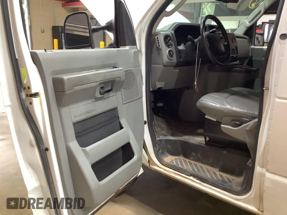 2013 Ford Econoline Cargo Commercial with VIN 1FTNE1EW9DDA61968, listed as a IAAI auction lot 42643038 with 121,719 mi miles and . Bid and sale history available at DreamBid. Image 3.