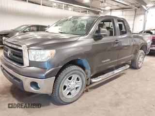2013 Toyota Tundra z VIN 5TFUM5F11DX045948, wystawiony jako IAAI lot #41687797 z przebiegiem 177 579 mil mil oraz . Historia ofert i sprzedaży dostępna na DreamBid. Obrazek 18.