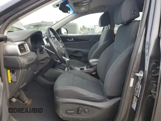 2017 Kia Sorento LX z VIN 5XYPGDA33HG333664, wystawiony jako Copart lot #59619905 z przebiegiem 76 439 mil mil oraz Szkoda całkowita • Salvage title. Historia ofert i sprzedaży dostępna na DreamBid. Obrazek 7.