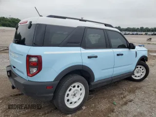 2024 Ford Bronco Sport Heritage z VIN 3FMCR9G60RRF28499, wystawiony jako Copart lot #59155805 z przebiegiem 1 451 mil mil oraz Czysty tytuł • Clean title. Historia ofert i sprzedaży dostępna na DreamBid. Obrazek 3.