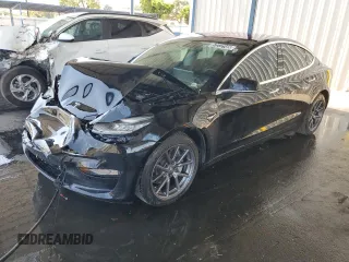 2019 Tesla Model 3 Mid Range z VIN 5YJ3E1EA8KF305417, wystawiony jako Copart lot #57272145 z przebiegiem 61 951 mil mil oraz Czysty tytuł • Clean title. Historia ofert i sprzedaży dostępna na DreamBid. Obrazek 1.