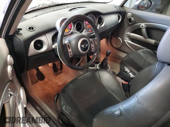 2002 MINI Hardtop with VIN WMWRC33452TC35333, listed as a Copart auction lot 44447425 with 166,353 mi miles and Salvage Title. Bid and sale history available at DreamBid. Image 8.