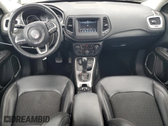 2019 Jeep Compass Latitude z VIN 3C4NJDBBXKT661517, wystawiony jako Copart lot #63339275 z przebiegiem 58 916 mil mil oraz Szkoda całkowita • Salvage title. Historia ofert i sprzedaży dostępna na DreamBid. Obrazek 8.