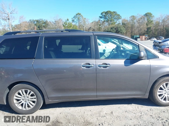 2016 Toyota Sienna XLE with VIN 5TDYK3DCXGS706385, listed as a IAAI auction lot 41286243 with 138,553 mi miles. Bid and sale history available at carsss.com. Image 13.