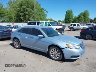 2013 Chrysler 200 Touring z VIN 1C3CCBBB0DN545434, wystawiony jako IAAI lot #42376978 z przebiegiem 98 359 mil mil oraz . Historia ofert i sprzedaży dostępna na DreamBid. Obrazek 1.