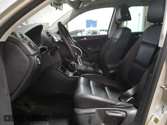 2013 Volkswagen Tiguan SE z VIN WVGBV3AX1DW579506, wystawiony jako Copart lot #52719575 z przebiegiem 163 471 mil mil oraz Szkoda całkowita • Salvage title. Historia ofert i sprzedaży dostępna na DreamBid. Obrazek 7.