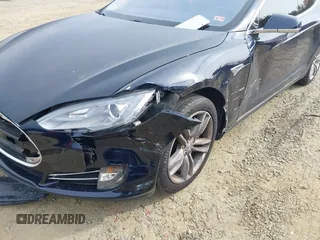 2014 Tesla Model S 60 with VIN 5YJSA1S12EFP42605, listed as a IAAI auction lot 40905031 with 68,155 mi miles and . Bid and sale history available at DreamBid. Image 6.