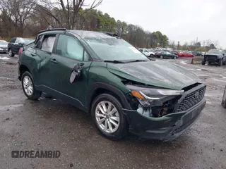 2023 Toyota Corolla Cross LE z VIN 7MUCAABG8PV044965, wystawiony jako IAAI lot #41915223 z przebiegiem 61 222 mil mil oraz . Historia ofert i sprzedaży dostępna na DreamBid. Obrazek 1.
