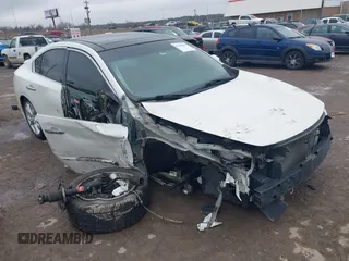 2014 Nissan Maxima SV z VIN 1N4AA5AP3EC483277, wystawiony jako IAAI lot #41497452 z przebiegiem 162 696 mil mil oraz . Historia ofert i sprzedaży dostępna na DreamBid. Obrazek 1.