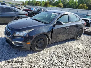 2015 Chevrolet Cruze LS z VIN 1G1PA5SH2F7103022, wystawiony jako Copart lot #57125315 z przebiegiem 118 936 mil mil oraz Szkoda całkowita • Salvage title. Historia ofert i sprzedaży dostępna na DreamBid. Obrazek 1.