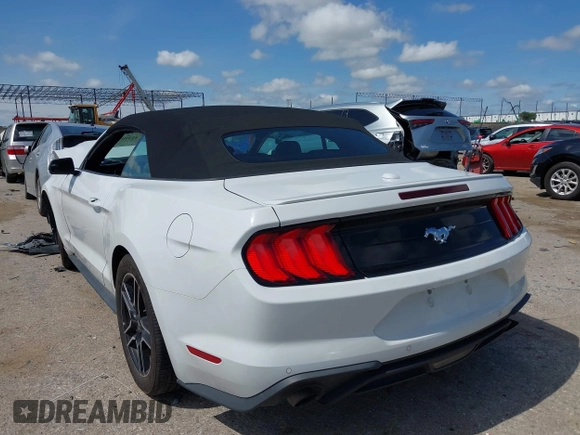 2018 Ford Mustang EcoBoost Premium z VIN 1FATP8UH3J5166286, wystawiony jako IAAI lot #42390424 z przebiegiem 92 077 mil mil oraz . Historia ofert i sprzedaży dostępna na DreamBid. Obrazek 3.
