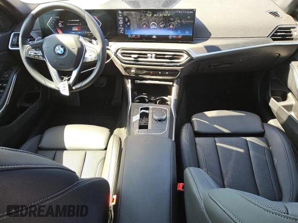 2024 BMW 3 Series 330i z VIN 3MW69FF00R8E77716, wystawiony jako Copart lot #56604565 z przebiegiem 21 632 mil mil oraz Czysty tytuł • Clean title. Historia ofert i sprzedaży dostępna na DreamBid. Obrazek 8.