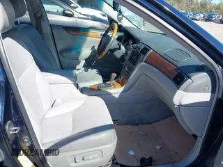 2005 Lexus ES 330 with VIN JTHBA30G955096353, listed as a IAAI auction lot 41940137 with 172,947 mi miles. Bid and sale history available at carsss.com. Image 5.