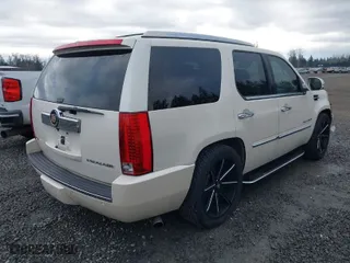 2009 Cadillac Escalade with VIN 1GYFK13219R153545, listed as a IAAI auction lot 41403646 with 148,467 mi miles. Bid and sale history available at carsss.com. Image 4.