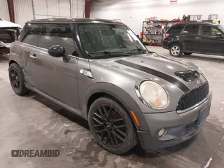 2008 MINI Hardtop S z VIN WMWMF73568TT87094, wystawiony jako IAAI lot #42382863 z przebiegiem 114 764 mil mil oraz . Historia ofert i sprzedaży dostępna na DreamBid. Obrazek 1.