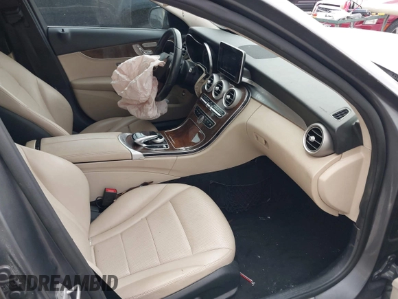 2016 Mercedes-Benz C 300 Luxury z VIN 55SWF4KB8GU138698, wystawiony jako IAAI lot #39263416 z przebiegiem 122 083 mil mil oraz . Historia ofert i sprzedaży dostępna na DreamBid. Obrazek 5.