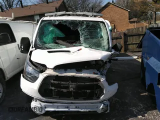 2019 Ford Transit z VIN 1FTYR1YG2KKA31662, wystawiony jako IAAI lot #41743905 z przebiegiem 150 698 mil mil oraz . Historia ofert i sprzedaży dostępna na DreamBid. Obrazek 13.