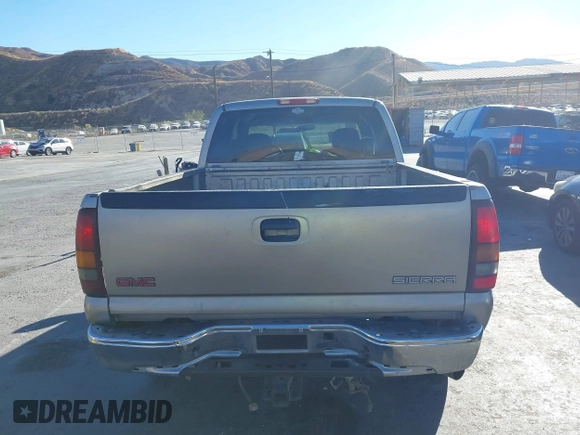 2000 GMC New Sierra 1500 SL with VIN 2GTEC19V6Y1136571, listed as a IAAI auction lot 41043650 with 206,367 mi miles. Bid and sale history available at carsss.com. Image 16.
