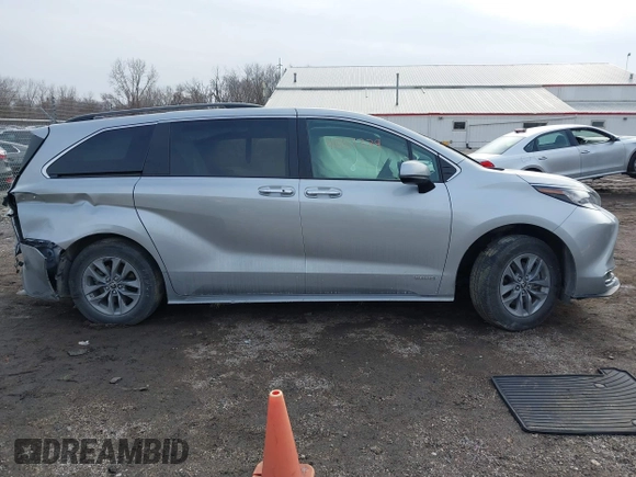 2021 Toyota Sienna XLE with VIN 5TDYRKEC1MS068172, listed as a IAAI auction lot 41557339 with 35,734 mi miles. Bid and sale history available at carsss.com. Image 13.