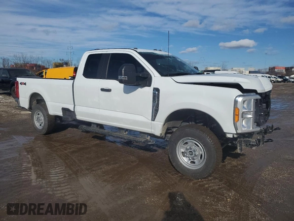 2023 Ford F-350 z VIN 1FT8X3BA1PED26053, wystawiony jako Copart lot #42484225 z przebiegiem 5 648 mil mil oraz Szkoda całkowita • Salvage title. Historia ofert i sprzedaży dostępna na DreamBid. Obrazek 4.