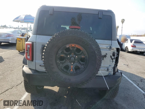 2024 Ford Bronco Wildtrak z VIN 1FMEE2BP8RLA57115, wystawiony jako Copart lot #43579085 z przebiegiem 4951 mil mil oraz Szkody całkowita. Historia ofert i sprzedaży dostępna na DreamBid. Obrazek 6.