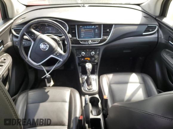 2020 Buick Encore Essence z VIN KL4CJGSBXLB061229, wystawiony jako Copart lot #50300925 z przebiegiem 71 175 mil mil oraz Szkody całkowita. Historia ofert i sprzedaży dostępna na DreamBid. Obrazek 8.