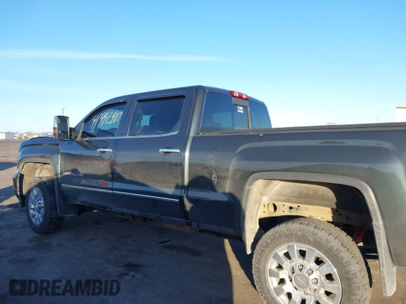2017 GMC Sierra 2500HD Denali z VIN 1GT12UEG3HF132898, wystawiony jako IAAI lot #41442407 z przebiegiem 83 432 mil mil oraz . Historia ofert i sprzedaży dostępna na DreamBid. Obrazek 15.