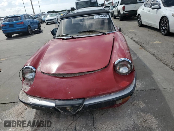 1988 Alfa Romeo Spider Graduate z VIN ZARBA5645J1062539, wystawiony jako Copart lot #75542014 z przebiegiem Nie podano mil oraz Szkoda całkowita • Salvage title. Historia ofert i sprzedaży dostępna na DreamBid. Obrazek 5.