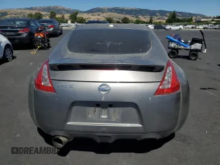2010 Nissan 370Z z VIN JN1AZ4EH5AM500121, wystawiony jako Copart lot #58411355 z przebiegiem 146 943 mil mil oraz Tytuł czysty. Historia ofert i sprzedaży dostępna na DreamBid. Obrazek 6.