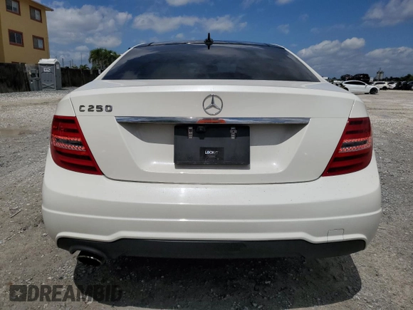 2013 Mercedes-Benz C 250 z VIN WDDGJ4HB8DG031492, wystawiony jako Copart lot #56948645 z przebiegiem 80 972 mil mil oraz Szkoda całkowita • Salvage title. Historia ofert i sprzedaży dostępna na DreamBid. Obrazek 6.